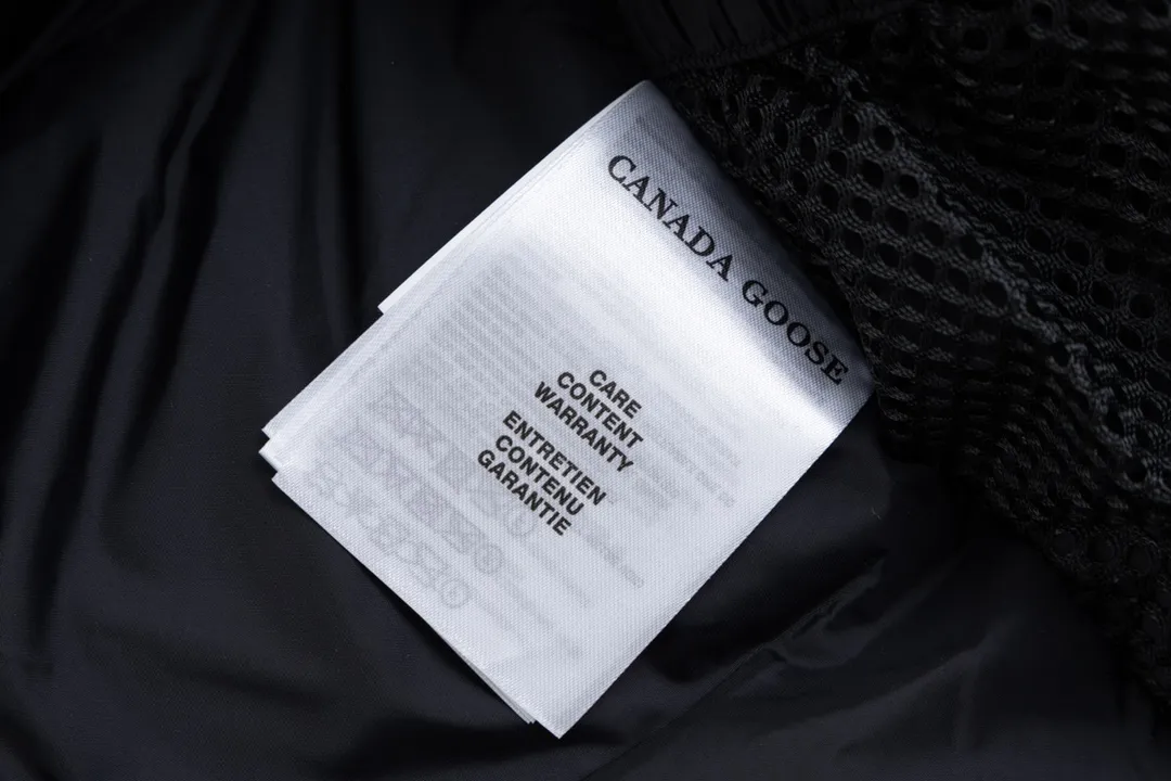 P820 (Top wolf fur version delivery handbag) Canada Goose Canada Goose #Expedition expedition parka classic down jacket ➖ Imported 21-count polyester-cotton blended original fabric [last year’s 16-count/18-count hard fabrics have been completely eliminated, this year all use 21-count genuine synchronous fabrics, the soft mid-band feels delicate and textured], genuine synchronous Feather-Light 10D waterproof coated fabric, made of 84.5% polyester fiber and 15.5% cotton, 100% the best feel in the entire network! ➖ The genuine official website uses the national standard 80 white duck down, and will never be misled by false claims such as 90 down or goose down! ➖ Using the best nylon lining with double double-layer sealing design, velvet-proof No. 7 needle + grid-filled down ready-made garments, there is 100% no so-called velvet running! ➖ The cuffs are designed with thickened seamless threads, and the collar and pockets are lined with top-quality polar fleece to keep you warm and comfortable! ➖ Yoshida YKK provides original custom-made electroplated sliders. YKK two-way lockable zippers are tight and smooth and will not peel off paint! ➖ 3M composite guarantees that the Velcro is the same as the original, durable, and all accessories and hardware are custom-made! ➖ The imported Behringer embroidery machine customizes the 10,000-needle embroidery logo, and 98% of the replicas restore the original logo. ➖ ​​The fur collars are all made of large pieces of Western Canadian blue wolf leather, ensuring that each fur collar is 13-15cm wide!
